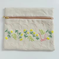 お花刺繍のポーチ（ペールピンクライン）