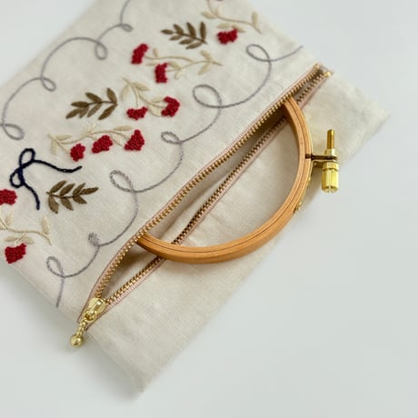 お花刺繍のポーチ（ブルーライン）