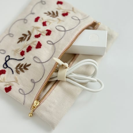 お花刺繍のポーチ（ブルーライン）