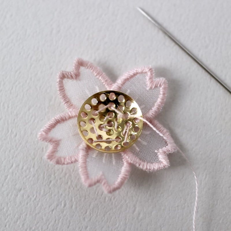 オーガンジー刺繍キット】さくらのブローチ | ACE embroidery