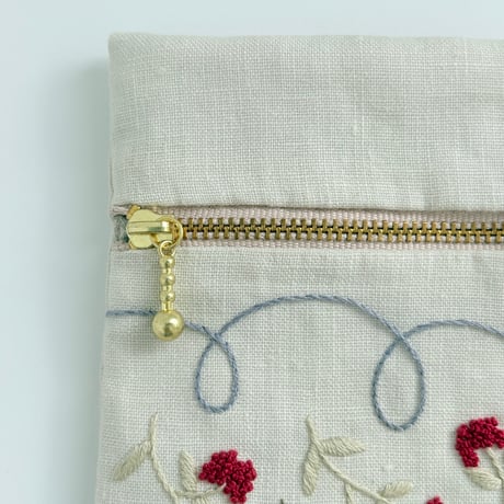 お花刺繍のポーチ（ブルーライン）
