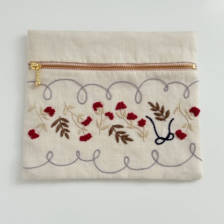 お花刺繍のポーチ（ブルーライン）
