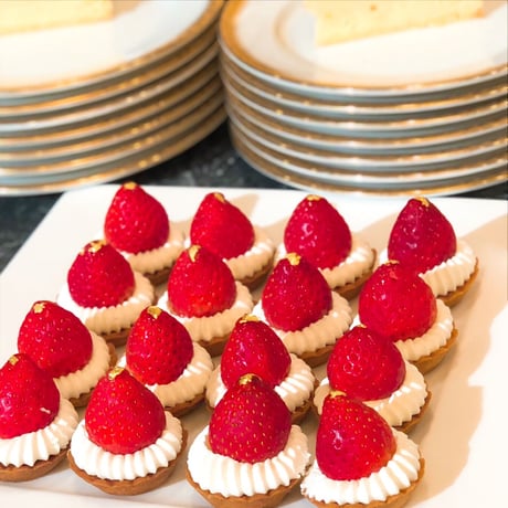 🍓５つ星級⭐️⭐️⭐️⭐️⭐️ 一生に一度は、食べてほしい八ヶ岳産の減農薬の高級イチゴです。約240g   x 4パック/箱　発送は2024年12月以降