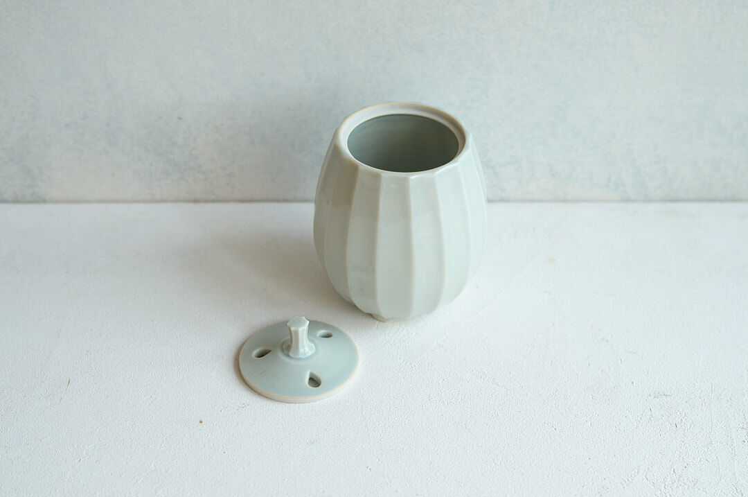 2013 青磁　香炉 元時代龍泉窯青磁三足袴腰香炉 | Longquan celadon / Yuan