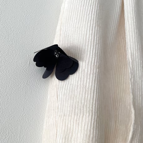 Black flower short pants