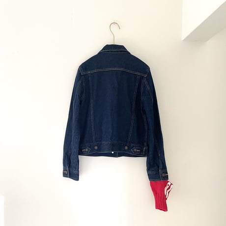 赤いニット袖のデニムジャケット