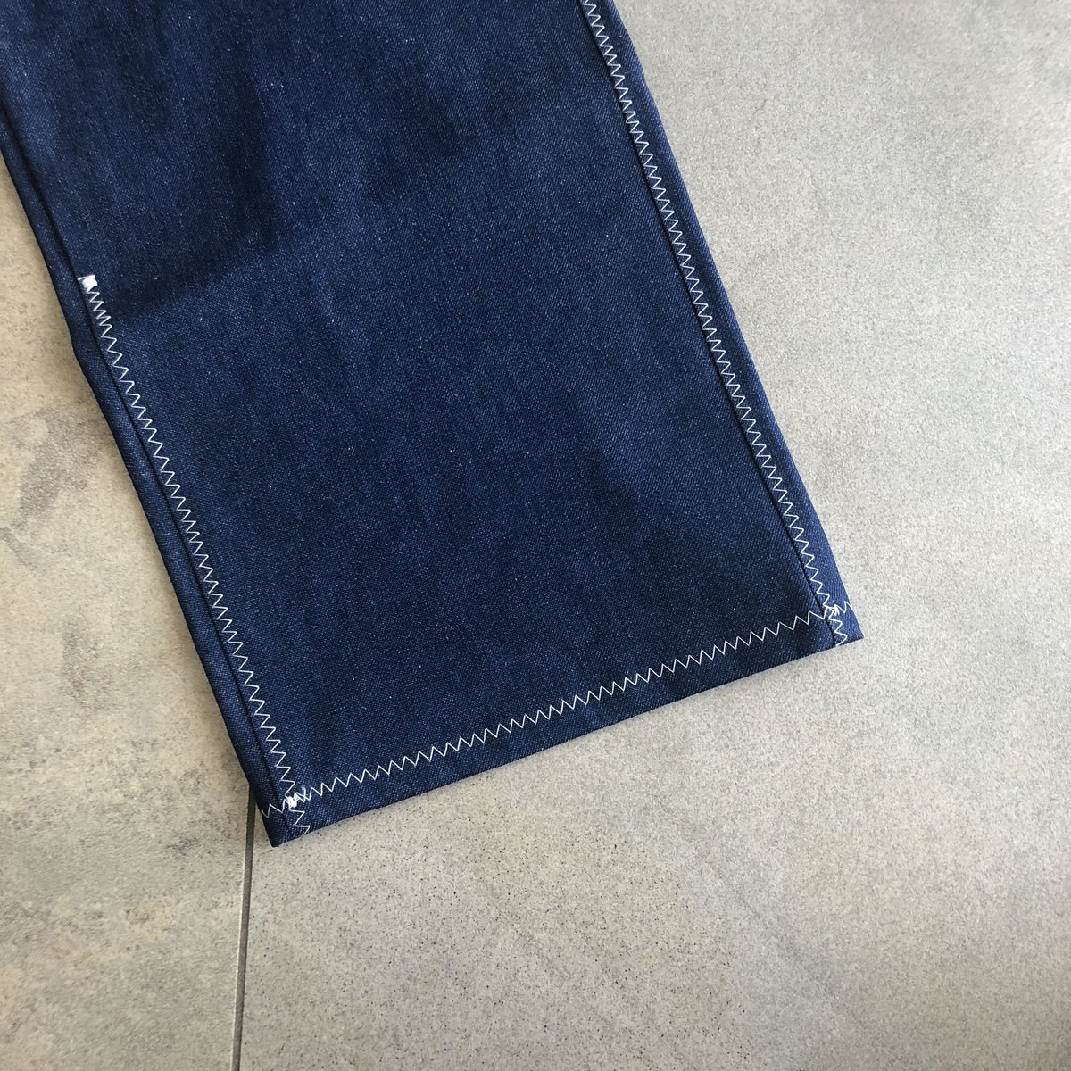 ジグザグステッチのデニムパンツ ブルー×ホワイト（サイズ２） | tojikomi