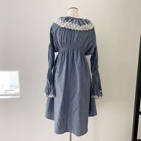 刺繍襟のワンピース(ボタンホワイト)