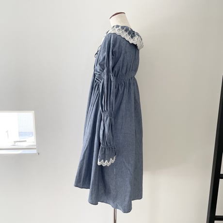 刺繍襟のワンピース(ボタンホワイト)