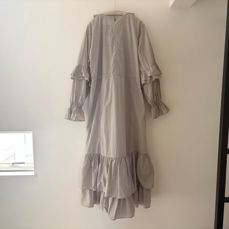 nylon ruffled dressグレージュ