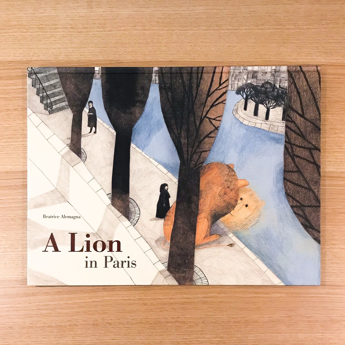 【フランス語絵本】大型本　Un lion à Paris 新品》 「Un lion à Paris」Beatrice Alemagna - メルカリ