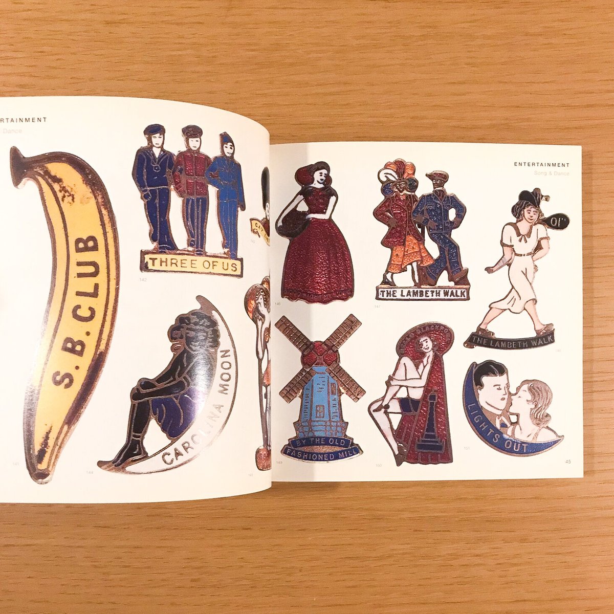洋書 The Graphic Art of the Enamel Badge THE GRAPHIC ART OF