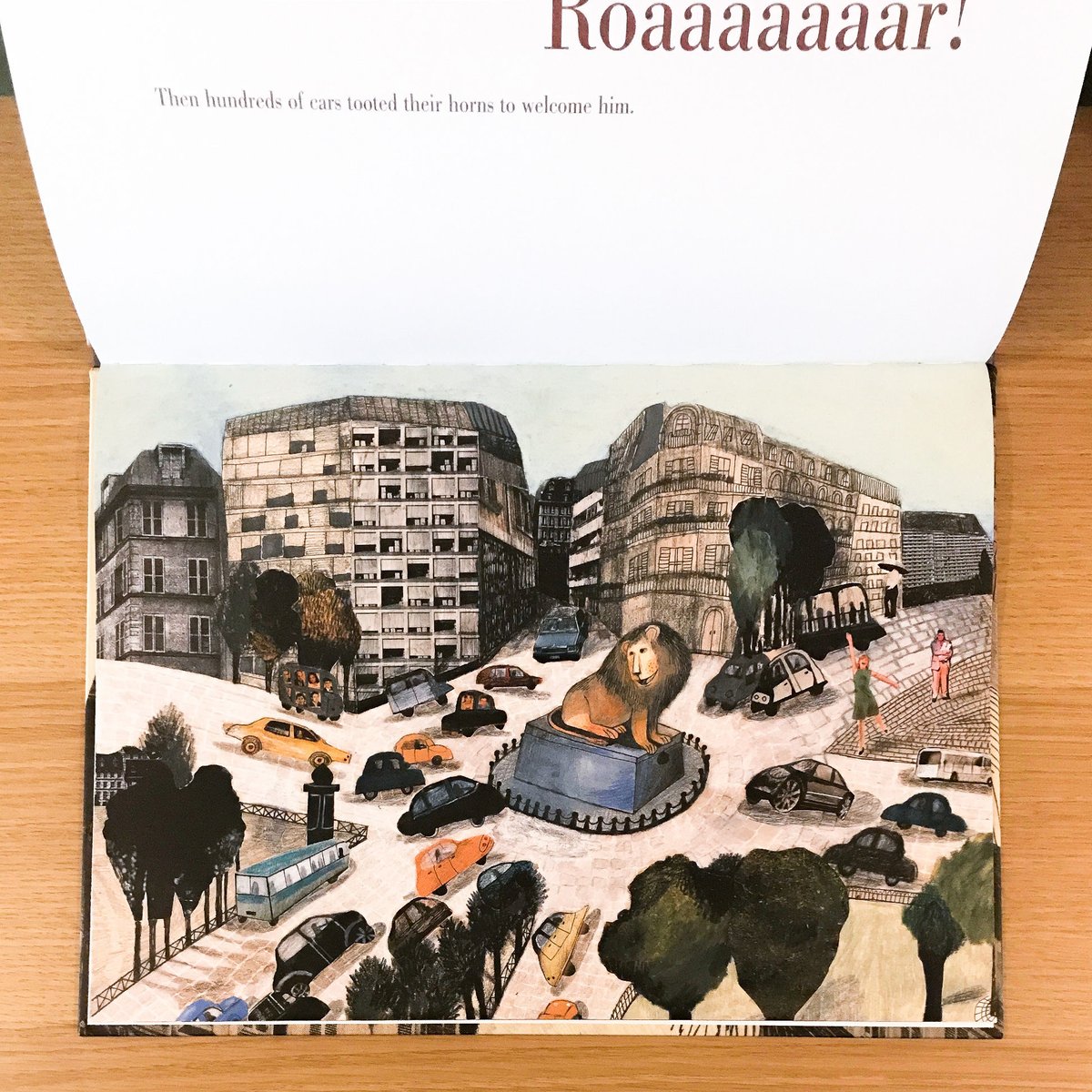 【フランス語絵本】大型本　Un lion à Paris 新品》 「Un lion à Paris」Beatrice Alemagna - メルカリ