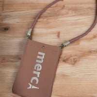 【スモーキーピンク】merciロゴ刺繍3室縦型スマホポシェット