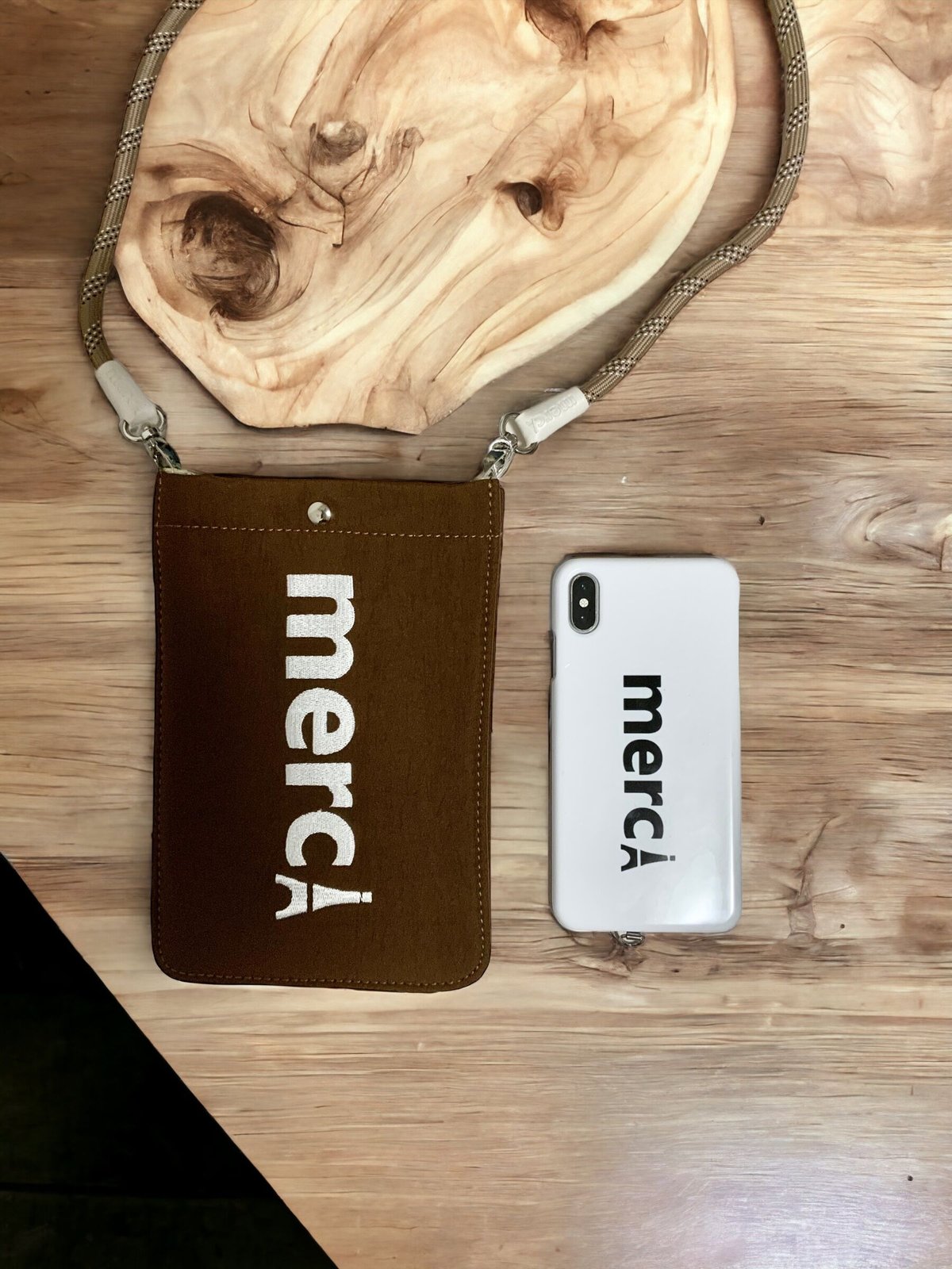 ボビイ ブラウン 刺繍入りスマホサイズショルダーバッグ ノベルティ 