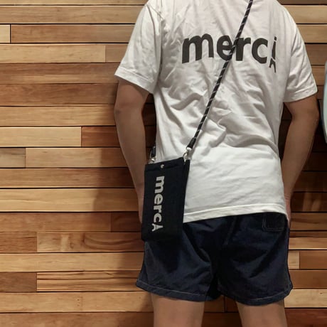 【ブラック】merciロゴ刺繍3室縦型スマホポシェット