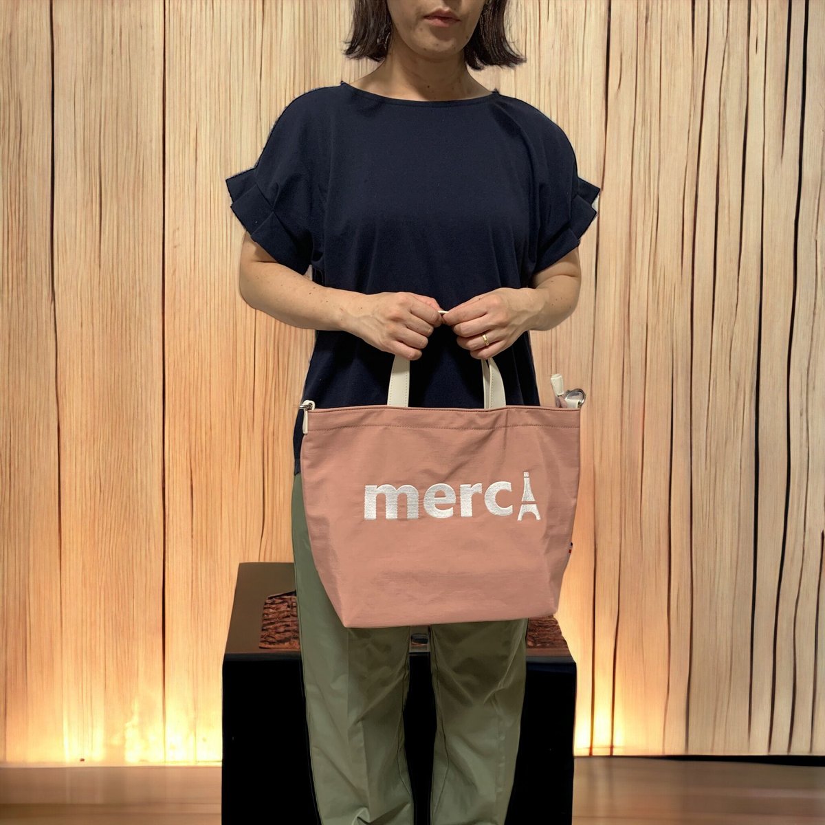 【新品未使用】Merci Parisメルシー トートバッグ 刺繍入り ⭐︎紙袋付き 新品タグ付き メルシーパリMerci Paris黒大トートバッグ刺繍