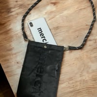 【迷彩柄ブラック】merciロゴ刺繍3室縦型スマホポシェット