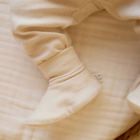 【 Jamie kay 】 JBLG259038  MERINO KIDSプレミアムギフト4点セット＜ボディスーツ&ビーニー&ソックス&Penelope30cm＞  BEG