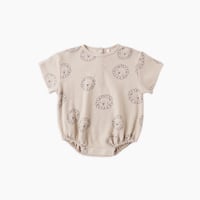 【Quincy Mae】RELAXED SHORT SLEEVE BUBBLE ROMPER || LION
