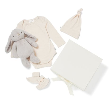 【 Jamie kay 】 JBLG259038  MERINO KIDSプレミアムギフト4点セット＜ボディスーツ&ビーニー&ソックス&Penelope30cm＞  BEG