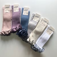 【 Collegien 】2982 Constance - Ribbed Knee-high Socks with Rick-Rack Ruffle