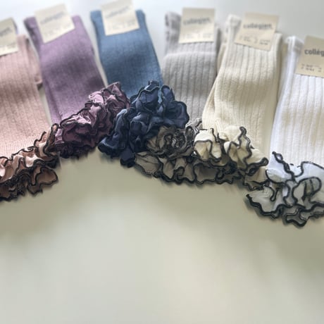 【 Collegien 】2982 Constance - Ribbed Knee-high Socks with Rick-Rack Ruffle