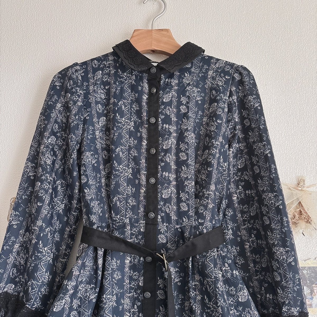 axes femme × ミュルーズ染織美術館 コラボ 線画タッチフラワーシャツ