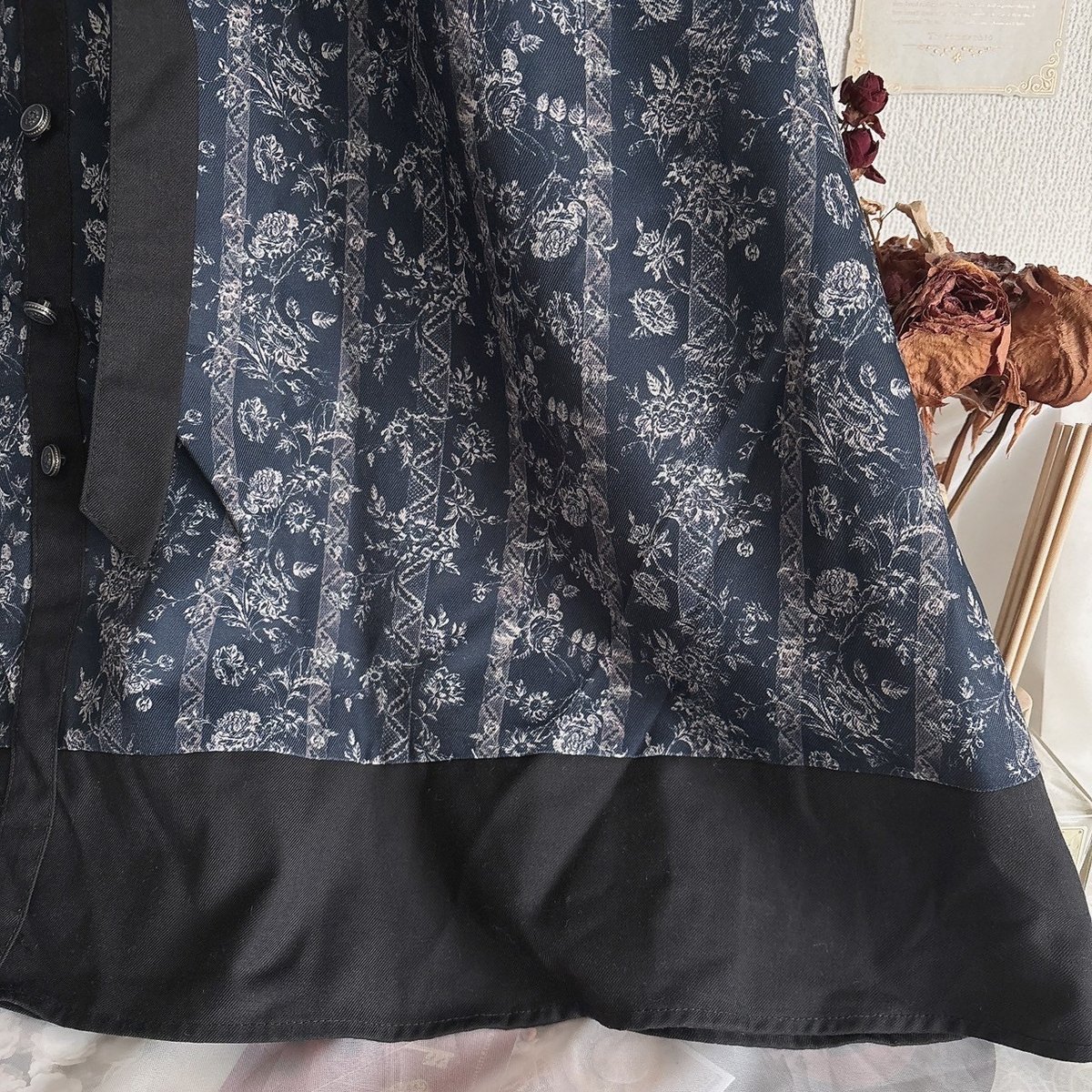 axes femme × ミュルーズ染織美術館 コラボ 線画タッチフラワーシャツ