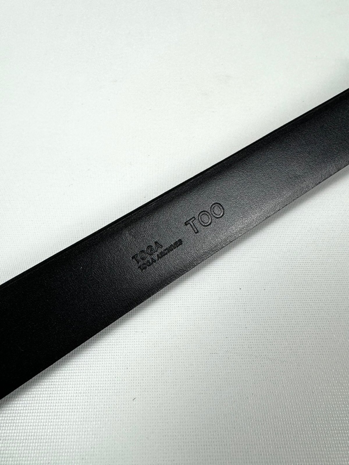 TOGA TOO / METAL LEATHER NARROW BELT | glitter