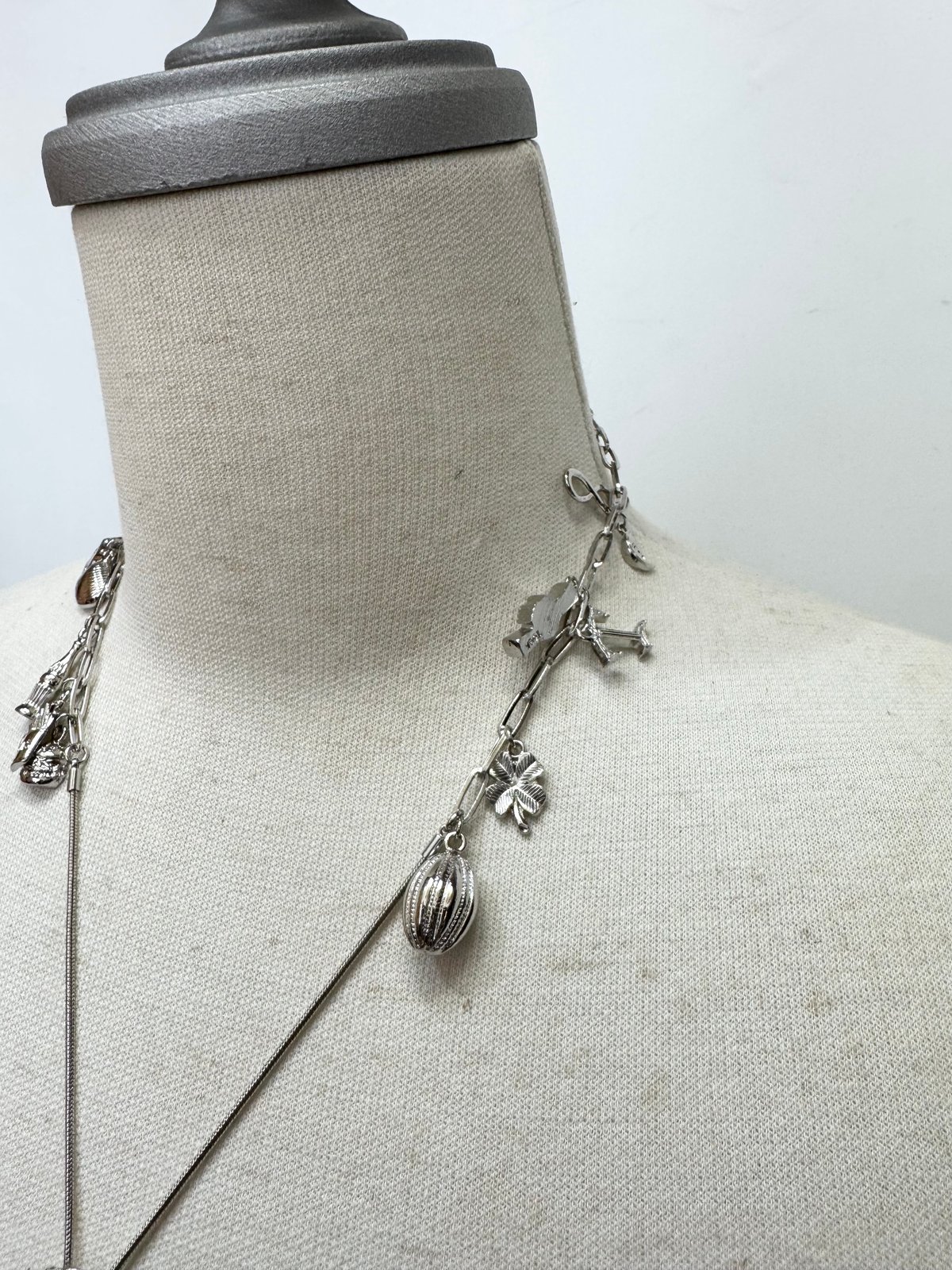 TOGA TOO / Metal motif loop tie | glitter ON