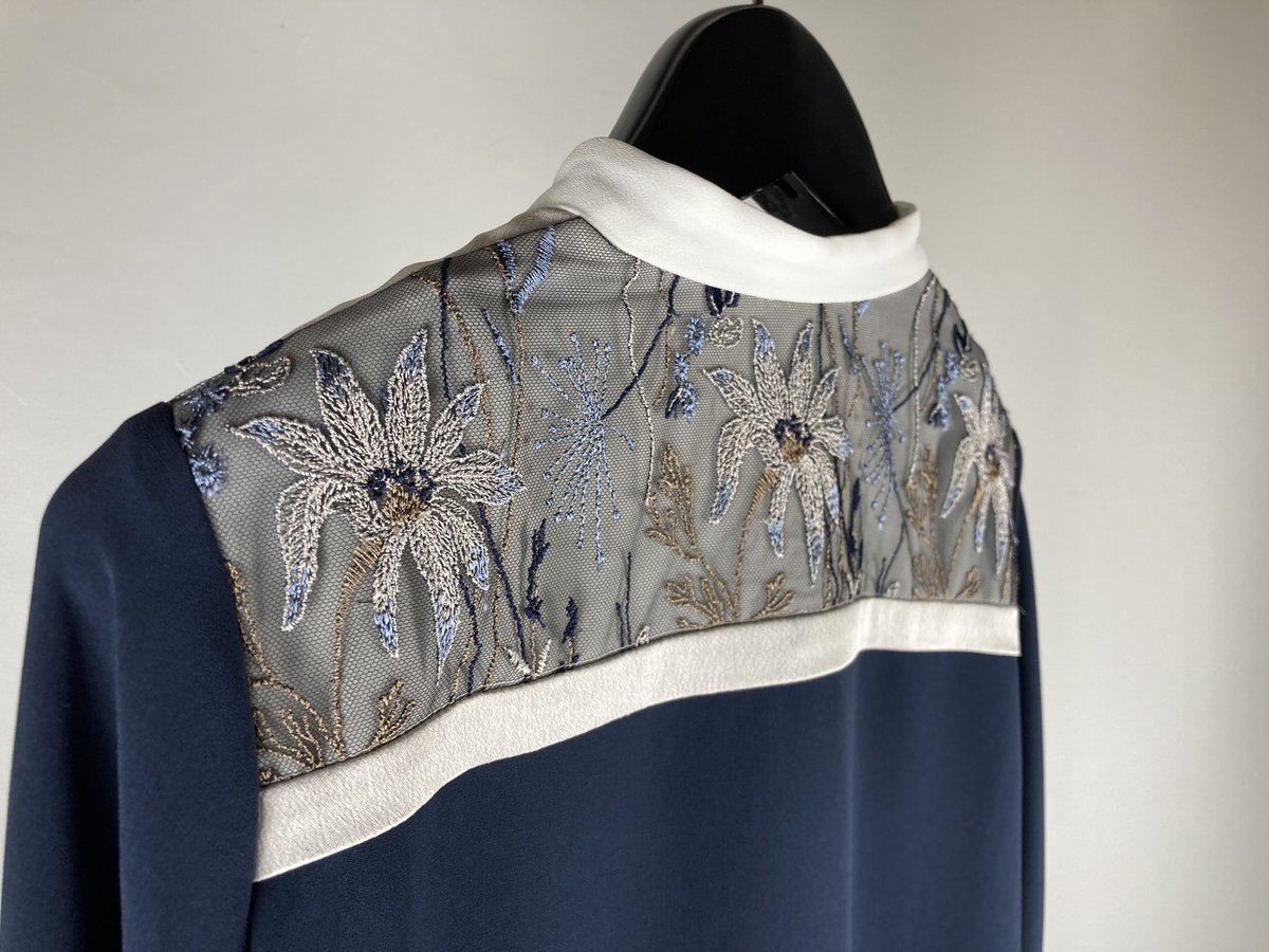 murral / Framed flower blouse (Navy) | glitter...