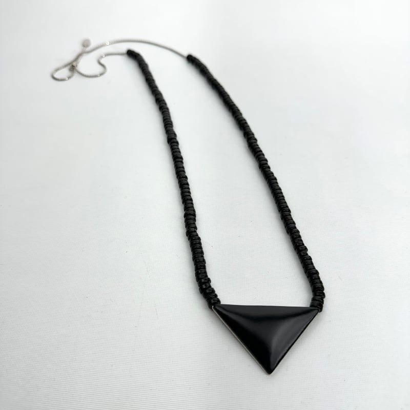 TOGA TOO / Triangle beads necklace | glitter