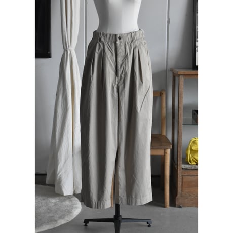 TOUJOURS /  garment dye cotton stretch gabardine cloth 2 in -pleat baggy chinos