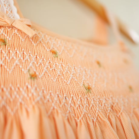コットンレースとミニリボンの付いたタイニーローズのサマードレス - スモッキング刺繍 (90-95cm)