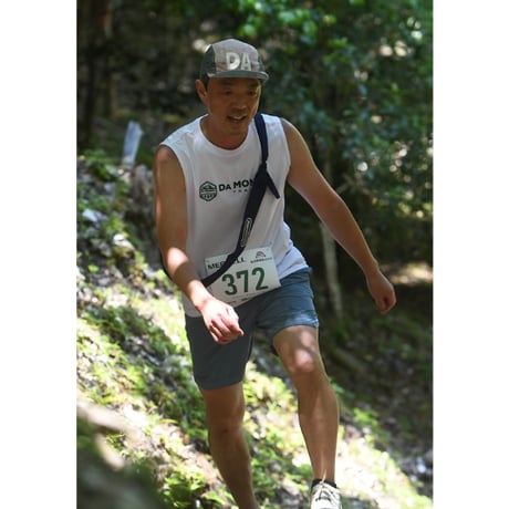 DA MONDE TRAIL ノースリーブTシャツ ドライスムース・ホワイト（リサイクルポリ100%）ロゴカラー・グリーン