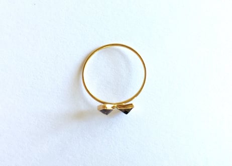 18ct yellow gold ribbon ring / Garnet
