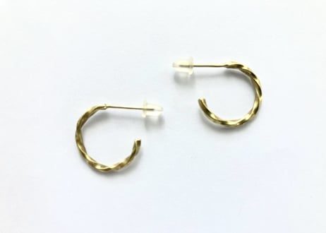 Twisted small thick foop pierced earring