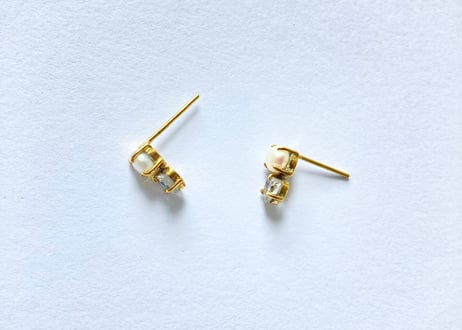 Snow White pearl pierced earring