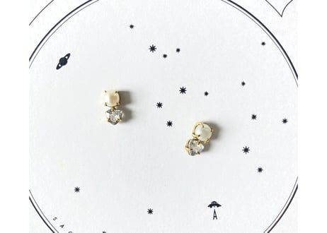 Snow White pearl pierced earring