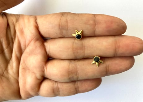 Star shine pierced earring/ Black spinel