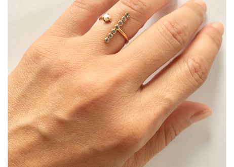 The crux ring /White zircon, gray rough diamond