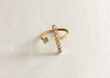 The crux ring /White zircon, gray rough diamond