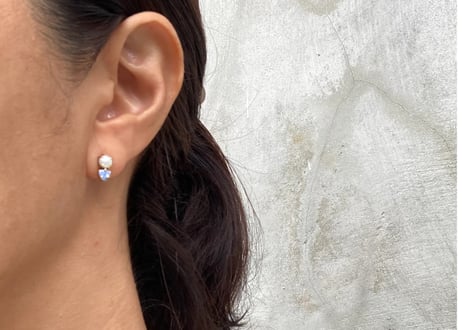 Snow White pearl pierced earring