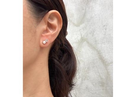 Snow White pearl pierced earring