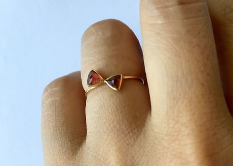 18ct yellow gold ribbon ring / Garnet