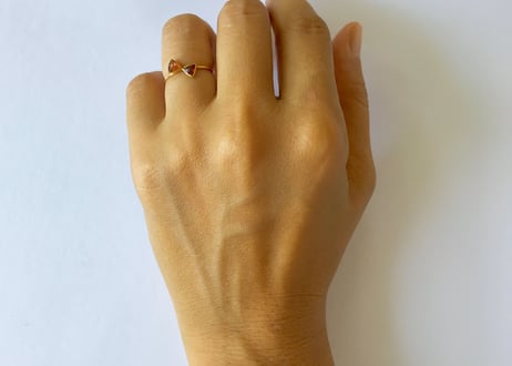 18ct yellow gold ribbon ring / Garnet