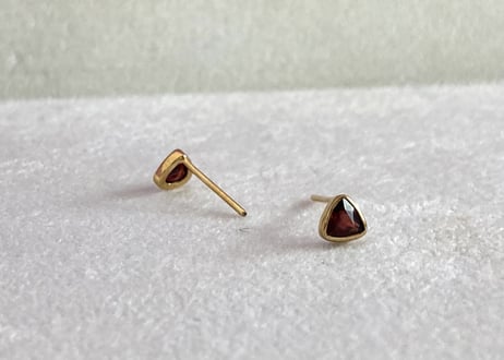 Triangle pair pierce / Garnet