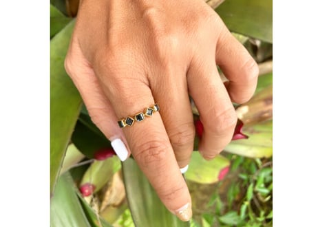 Life goes on Ring / 5 stone Black
