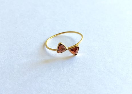 18ct yellow gold ribbon ring / Garnet